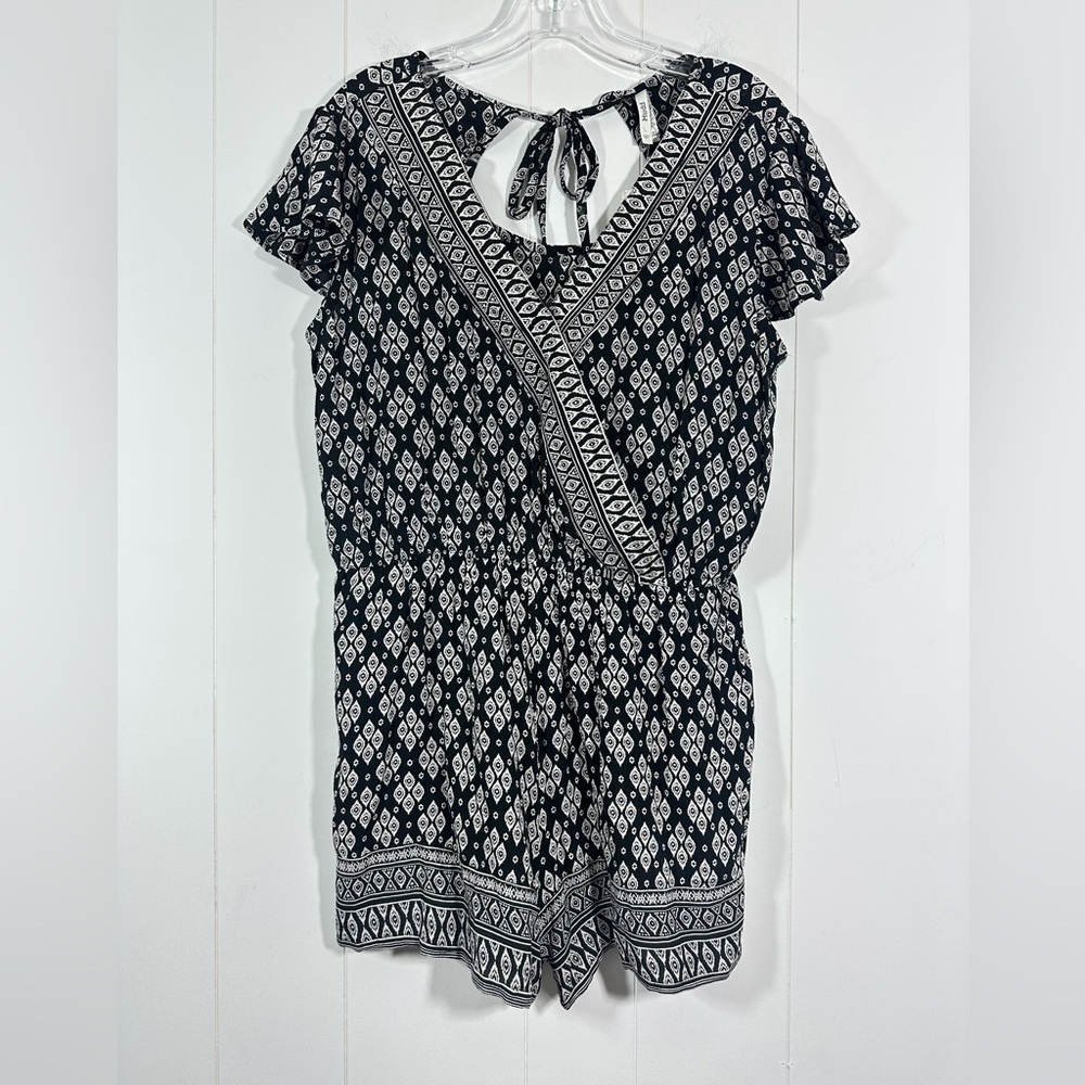 NWT Mudd Sz L Womens Romper Black & White Bohemian One Piece Shorts Sleeves